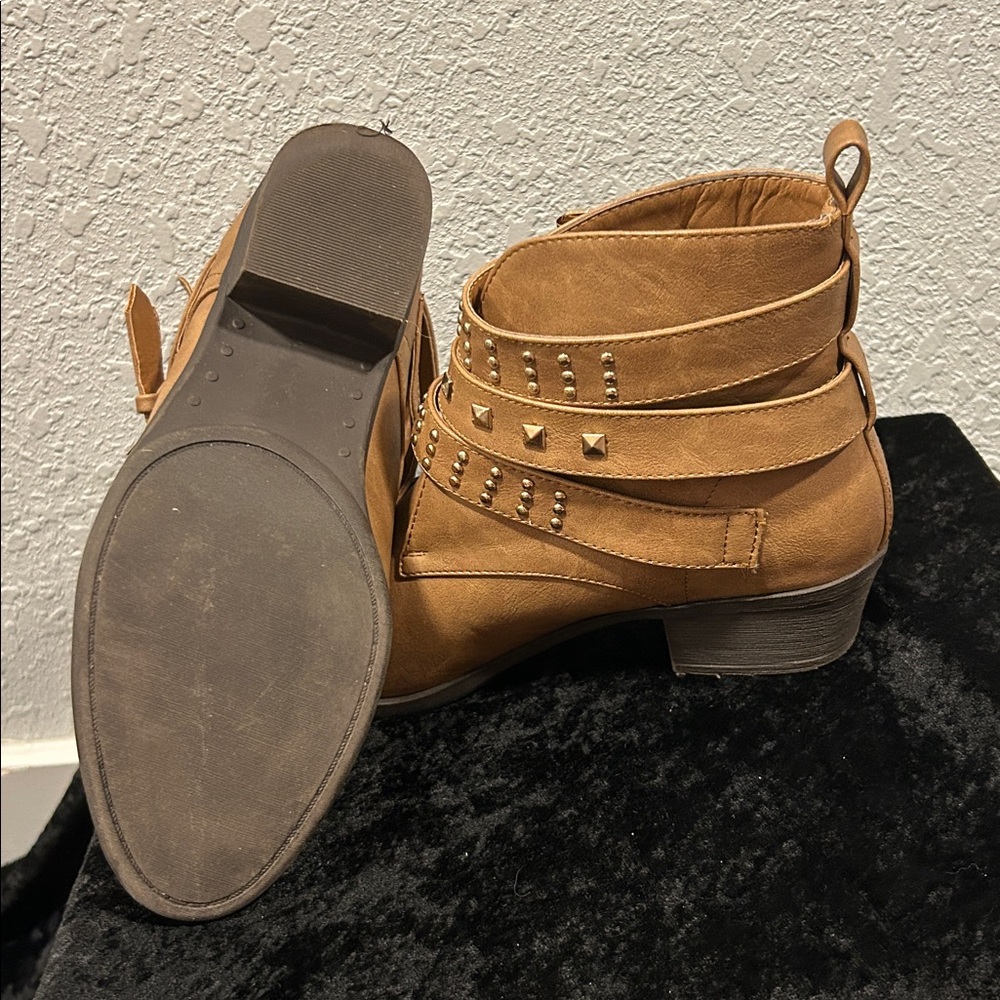 Shoe DazzleStudded Tan Ankle Boots 8.5 - Picture 4 of 5
